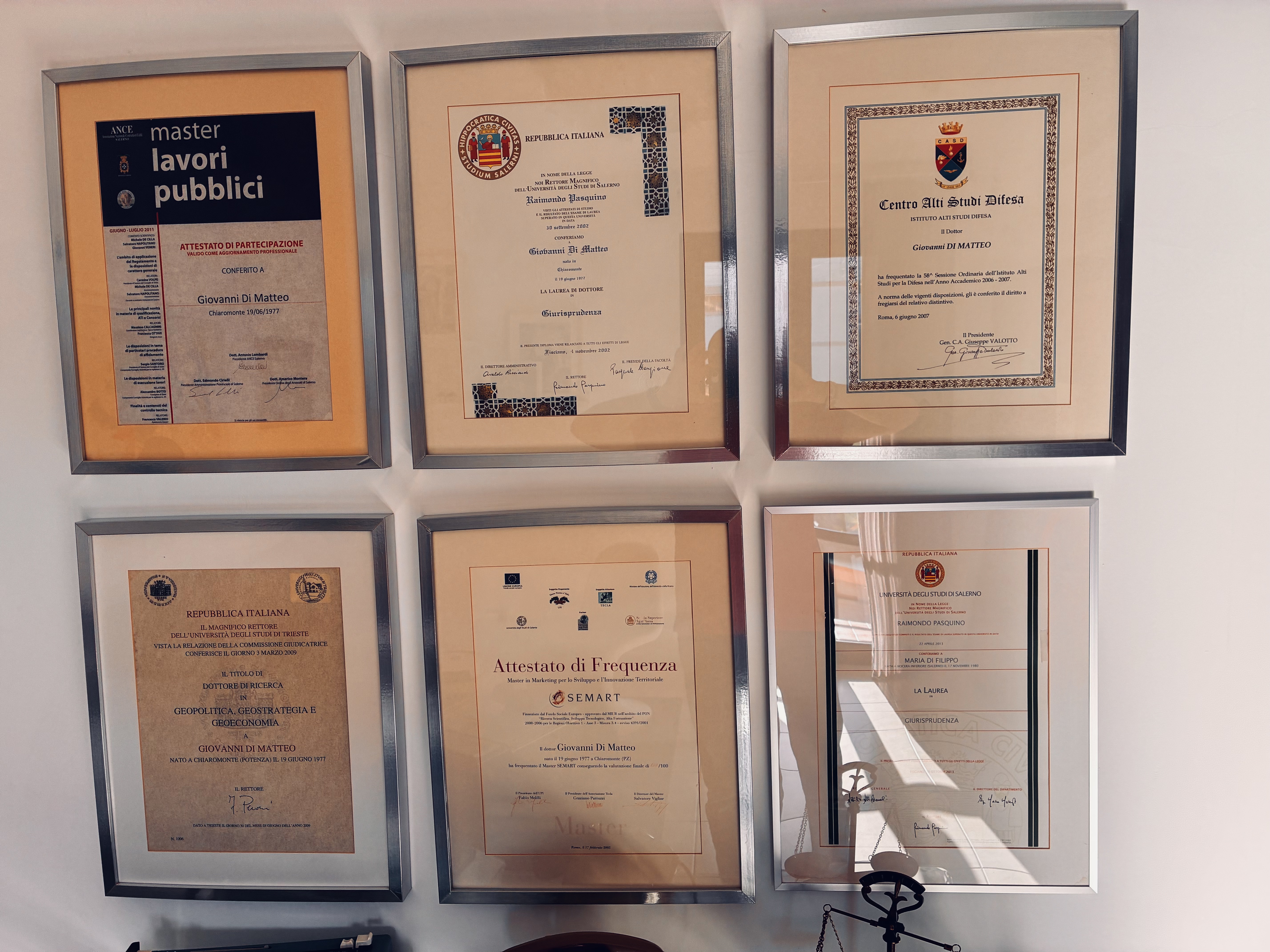 Gli attestati esposti nello Studio